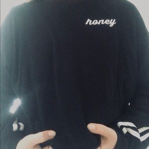 🦋 2/$15 Black “honey” crop top w/ arm stripes